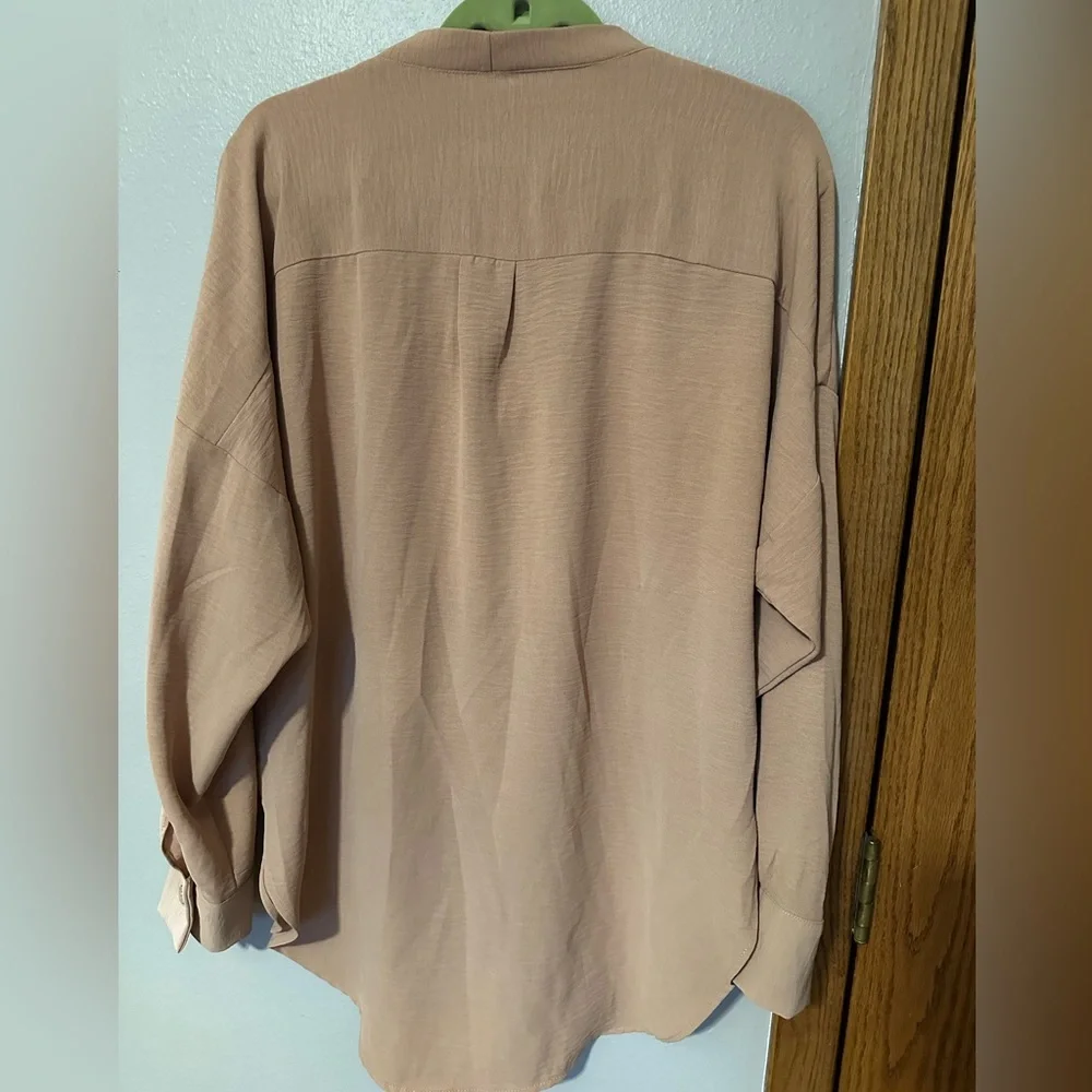 How do you wear that essential shirt - Picture 4 of 5
